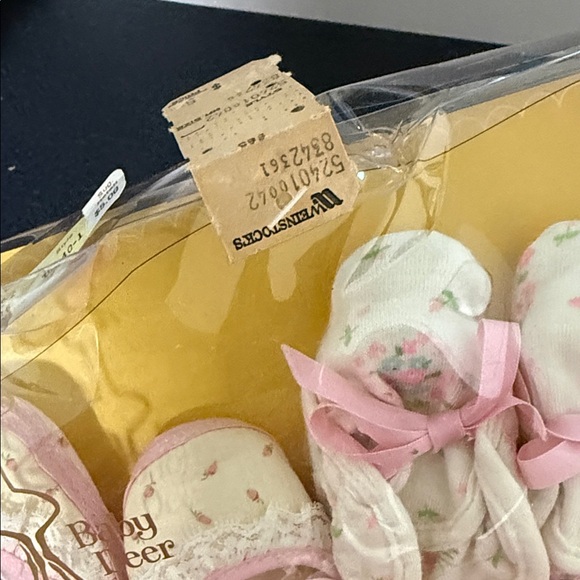 Pink and Cream Baby Shoe Set vintage - Picture 3 of 4